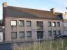 Gebouw met centrale ingang en momenteel bestaande uit twee grote appartementen. Deze eigendom kan pe